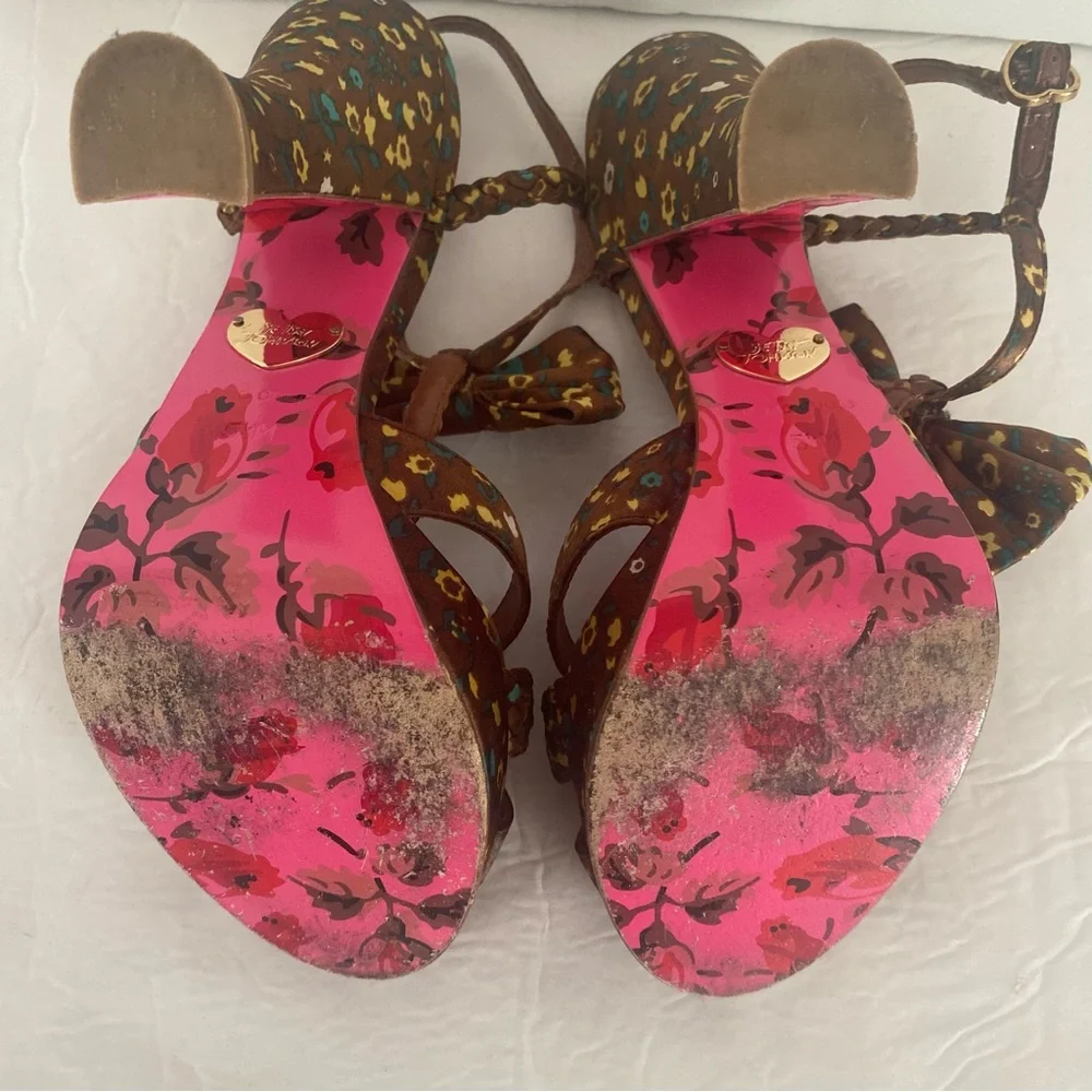 Y2K Betsey Johnson Braided floral t strap heel Size 5 - Picture 4 of 9